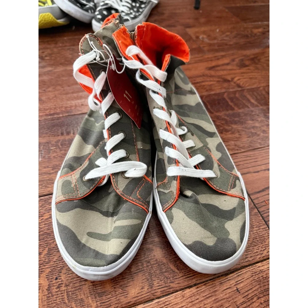 Lot of 2 High Top Sneakers Camo Star Print Size 11 Y2K Emo Grunge Skater